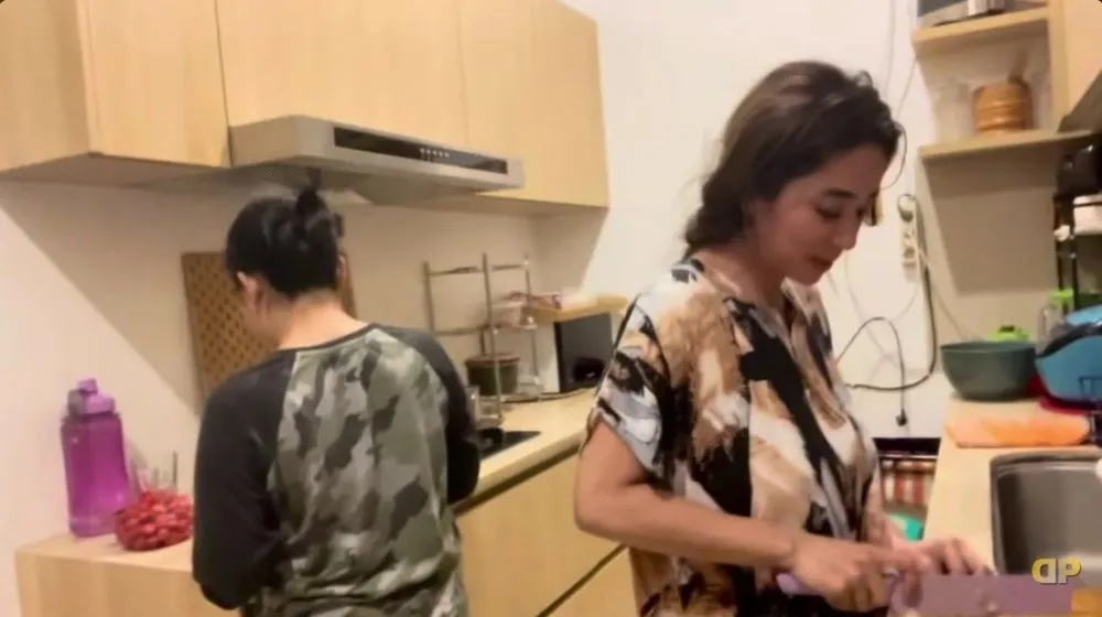 dapur Dewi Perssik sumpek full perabot © berbagai sumber dapur Dewi Perssik sumpek full perabot © berbagai sumber