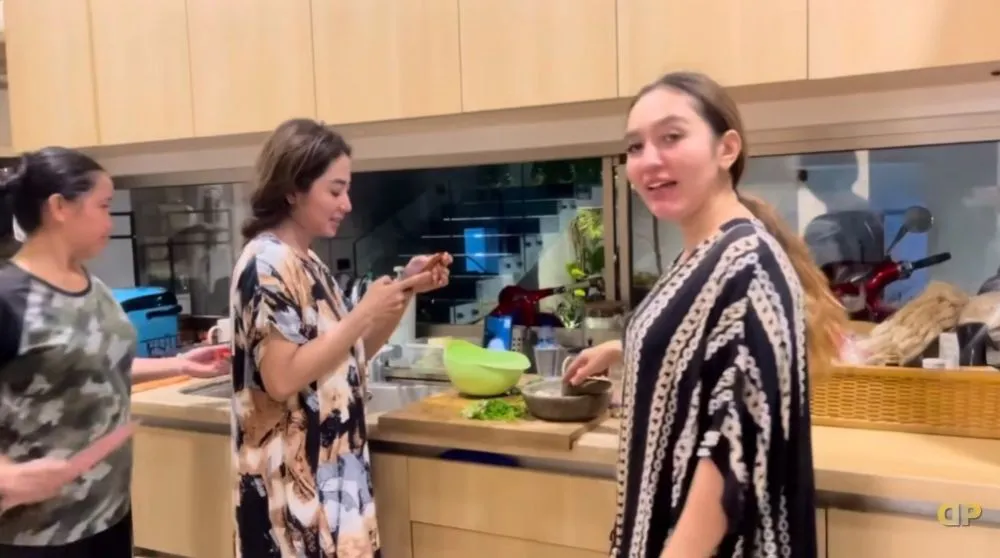 dapur Dewi Perssik sumpek full perabot © berbagai sumber dapur Dewi Perssik sumpek full perabot © berbagai sumber