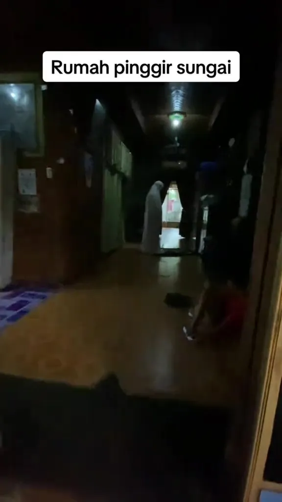 potret rumah pinggir sungai © 2024 TikTok