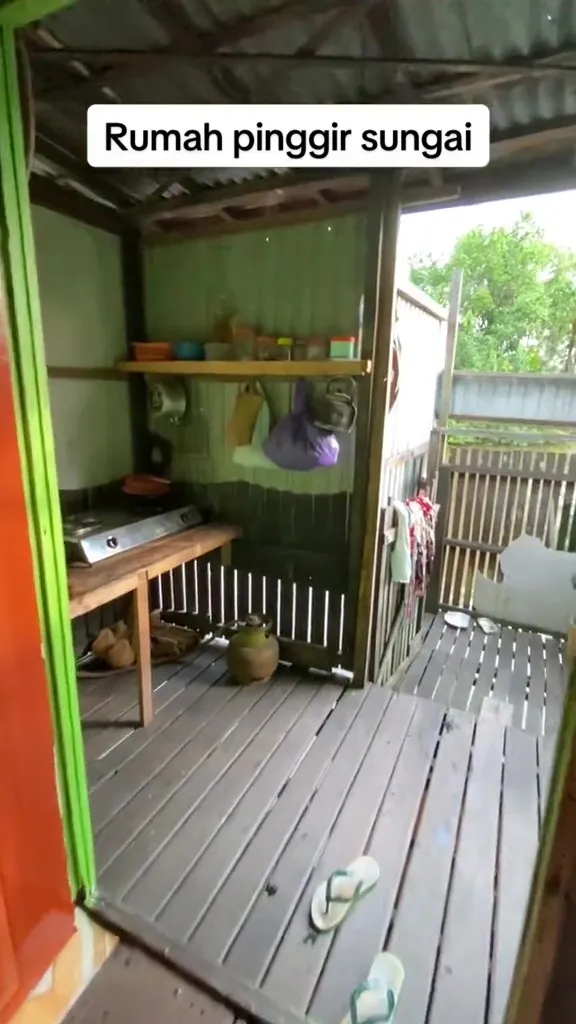 potret rumah pinggir sungai © 2024 TikTok