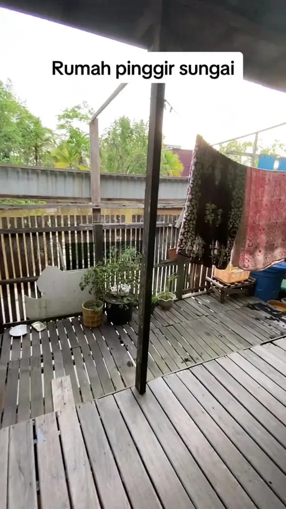 potret rumah pinggir sungai © 2024 TikTok