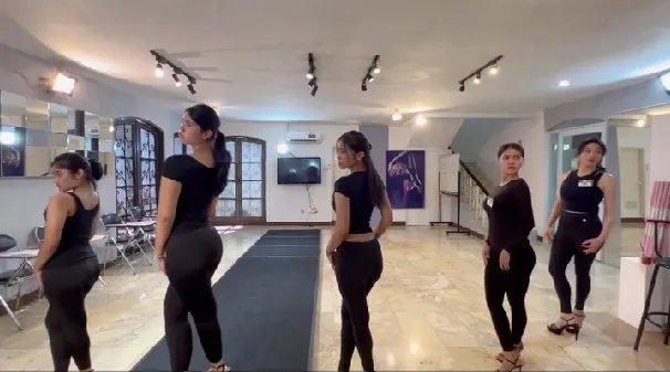 Almira anak Annisa Pohan ikuti kelas model © Instagram Almira anak Annisa Pohan ikuti kelas model © Instagram