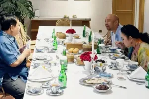 Prabowo buka puasa bersama Titiek Soeharto dan Didit Hediprasetyo, air minumnya disorot netizen
