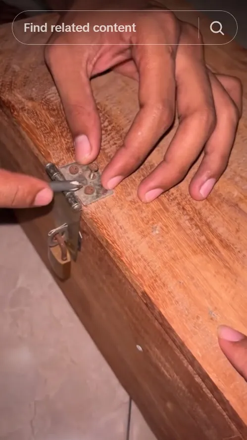 Wanita ini bongkar kotak warisan © TikTok Wanita ini bongkar kotak warisan © TikTok