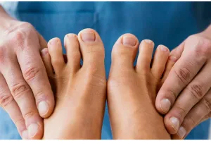 Bukan direndam air hangat, cara bersihkan kotoran kuku kaki agar tak mudah iritasi, pakai 1 jenis buah