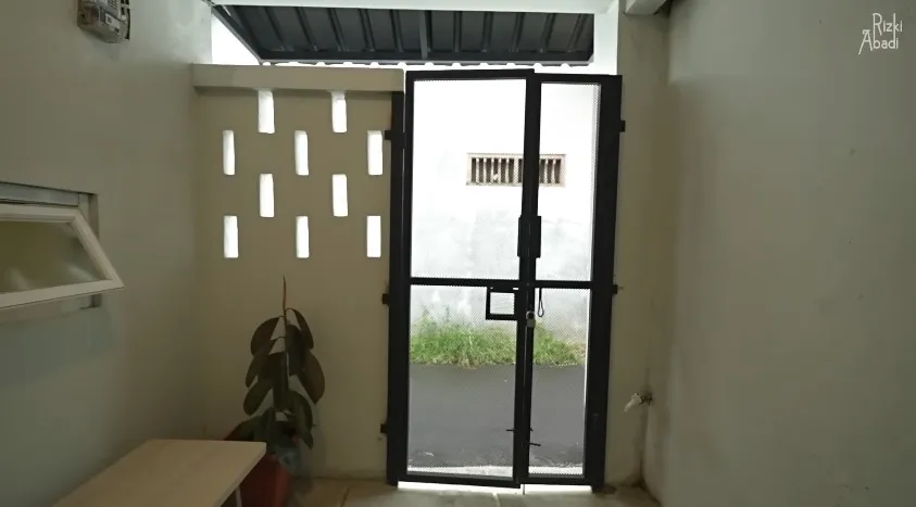 Bekas garasi disulap jadi rumah mungil © YouTube