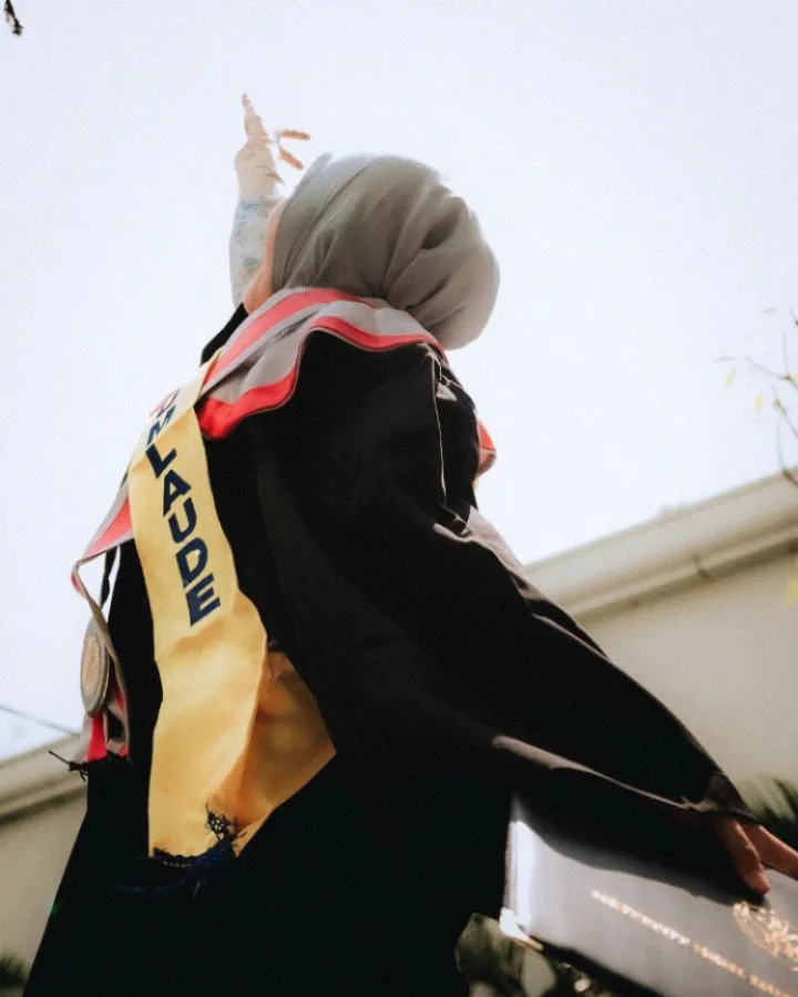 momen kelulusan sarjana Salma Salsabil © berbagai sumber