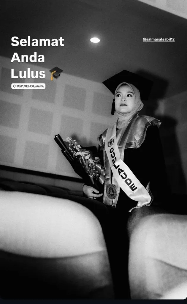momen kelulusan sarjana Salma Salsabil © berbagai sumber