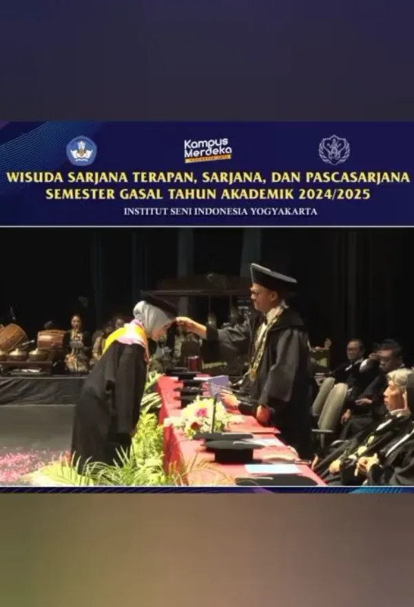 momen kelulusan sarjana Salma Salsabil © berbagai sumber