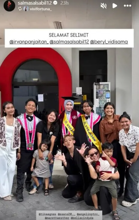 momen kelulusan sarjana Salma Salsabil © berbagai sumber