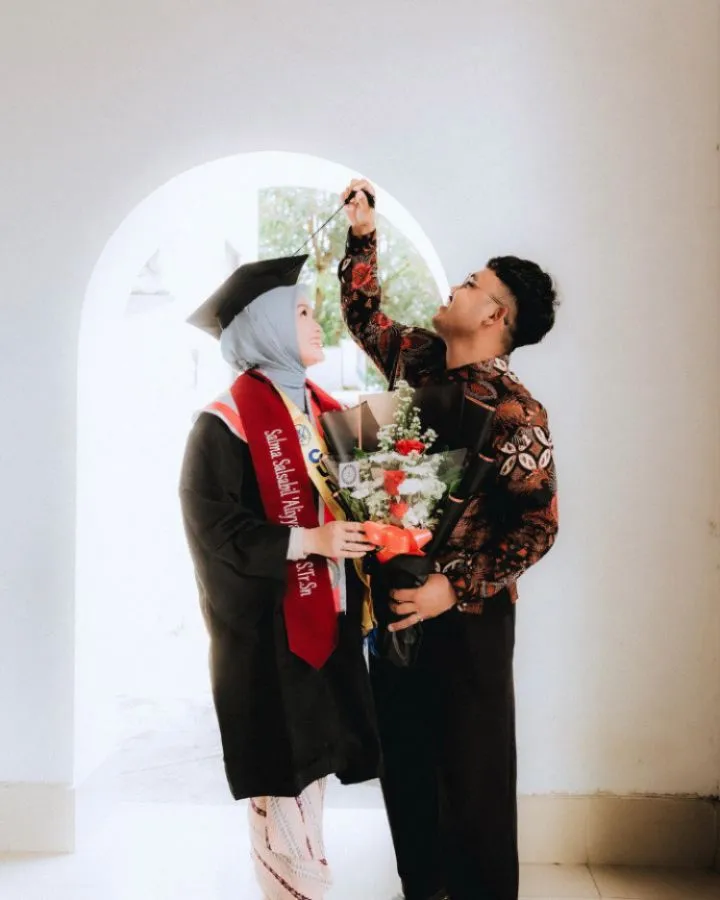 momen kelulusan sarjana Salma Salsabil © berbagai sumber
