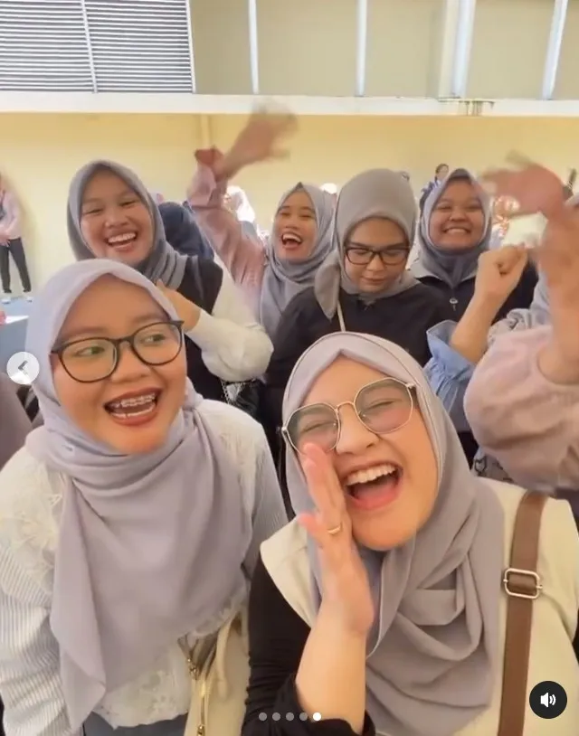 momen kelulusan sarjana Salma Salsabil © berbagai sumber