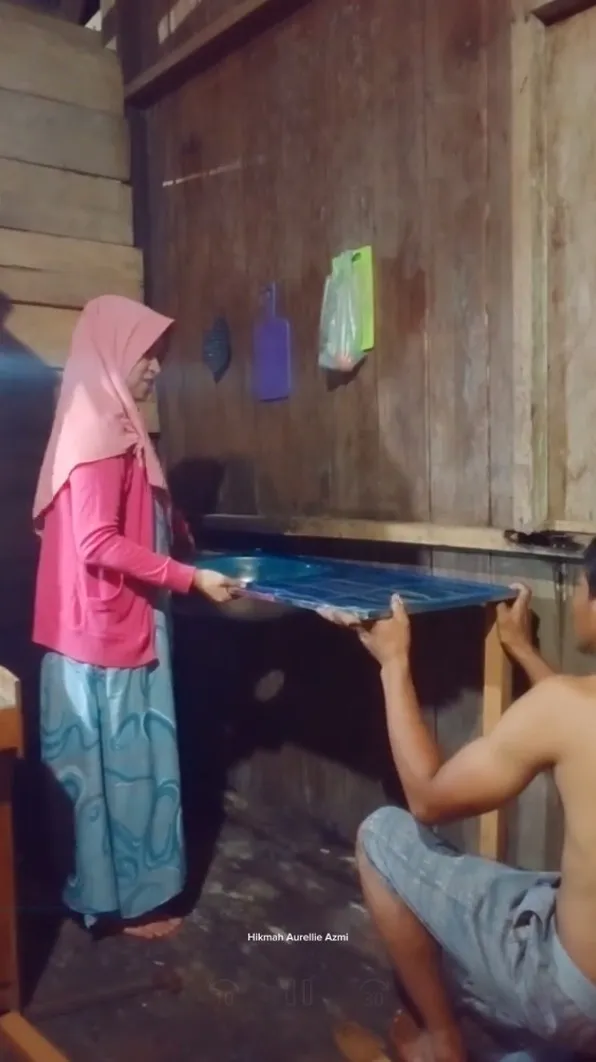 Emak emak makeover dapur buluk © TikTok Emak emak makeover dapur buluk © TikTok