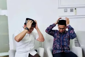 Bahagianya Seskab Teddy dapat hadiah peci kesayangan milik Ustaz Adi Hidayat, anggap sosok guru