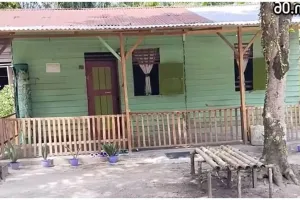 Rumah papan ini punya kamar mandi semi out door, 9 potretnya terlihat sejuk tapi bikin gagal fokus