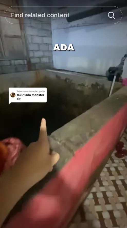 Wanita ini punya rumah sekelilingnya kuburan © TikTok Wanita ini punya rumah sekelilingnya kuburan © TikTok