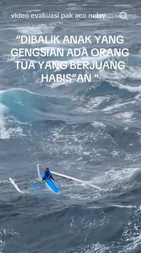 potret nelayan terombang-ambing di laut © TikTok