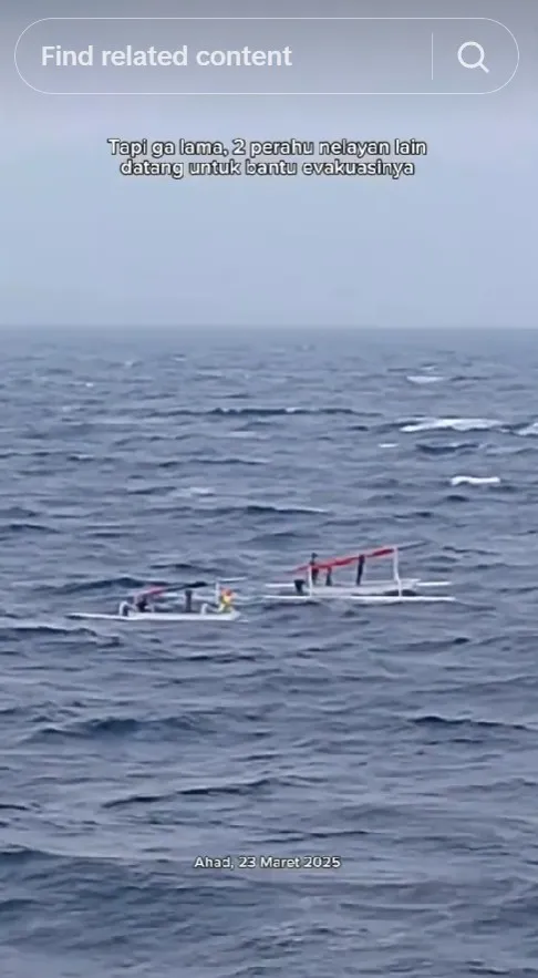 potret nelayan terombang-ambing di laut © TikTok