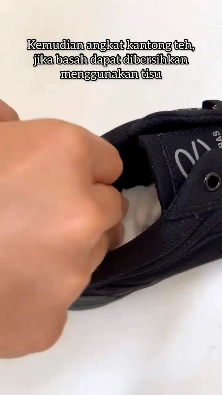 sepatu bau pakai ampas teh © 2024 brilio.net