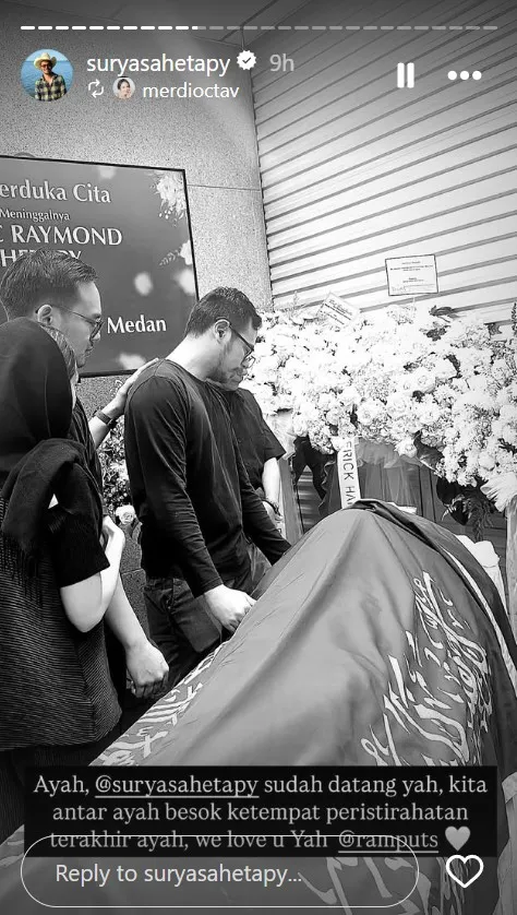 Surya Sahetapy ngaji di samping jenazah © Instagram