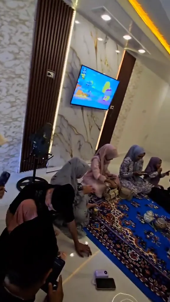 rumah luar gubuk dalam sultan © 2025 TikTok rumah luar gubuk dalam sultan © 2025 TikTok