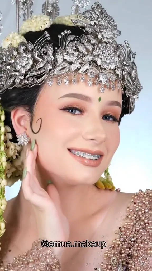 makeup cewek bule usai pakai siger Sunda © TikTok