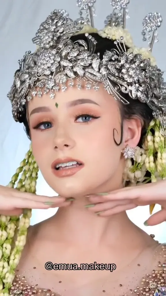 makeup cewek bule usai pakai siger Sunda © TikTok