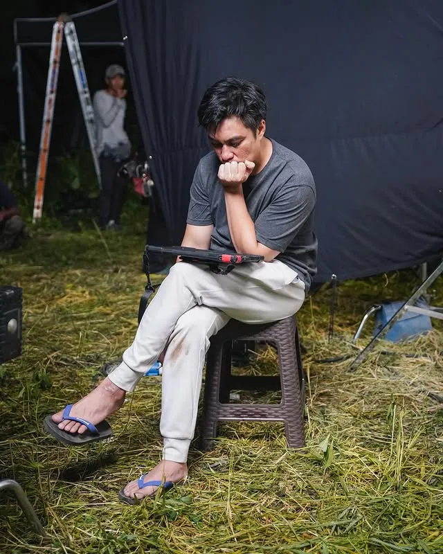 Baim Wong curhat di pusara ibunya © Instagram