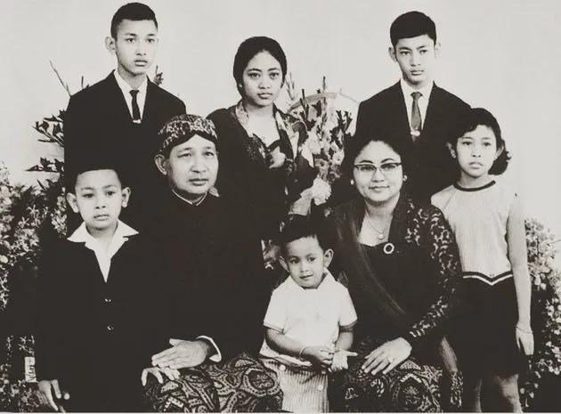 Potret lawas Soeharto bareng anak © Instagram Potret lawas Soeharto bareng anak © Instagram