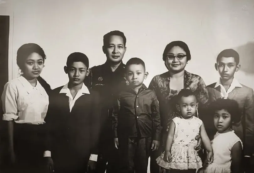 Potret lawas Soeharto bareng anak © Instagram Potret lawas Soeharto bareng anak © Instagram