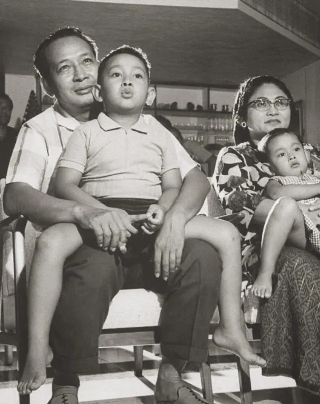 Potret lawas Soeharto bareng anak © Instagram Potret lawas Soeharto bareng anak © Instagram