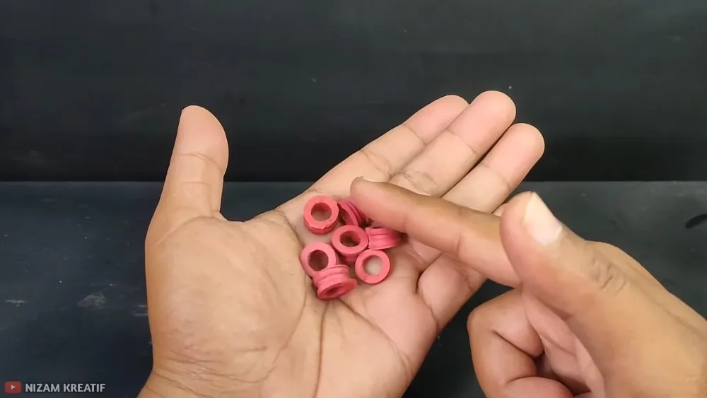 memperbaiki sandal jepit putus pakai barang bekas © YouTube memperbaiki sandal jepit putus pakai barang bekas © YouTube