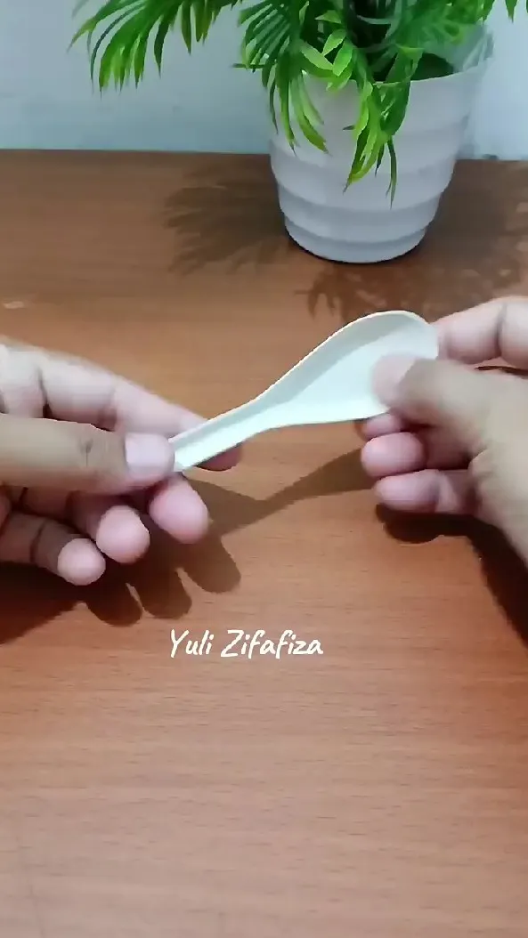 Trik kreatif mengubah sendok plastik bekas © YouTube
