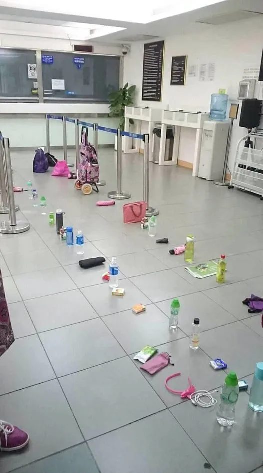 potret lucu orang antre © berbagai sumber