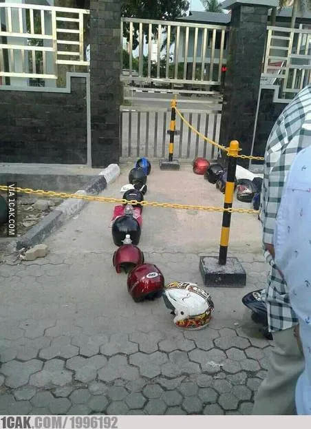 potret lucu orang antre © berbagai sumber