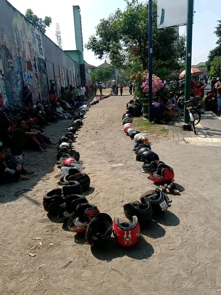 potret lucu orang antre © berbagai sumber