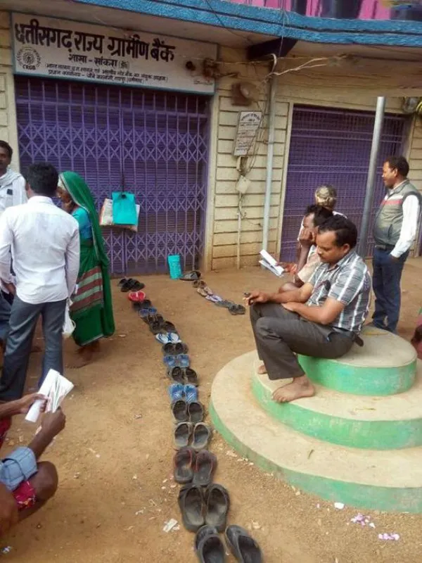 potret lucu orang antre © berbagai sumber