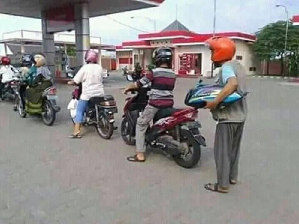 potret lucu orang antre © berbagai sumber