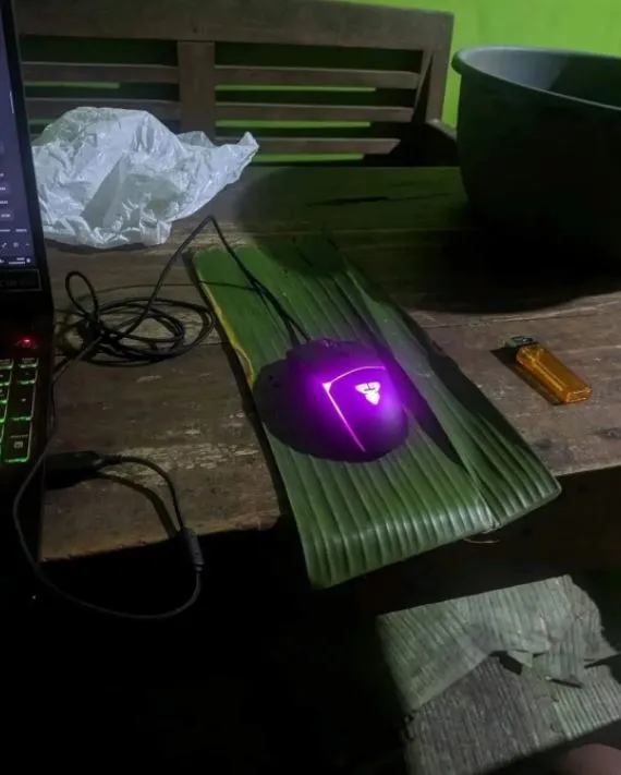 meja komputer nyeleneh © berbagai sumber meja komputer nyeleneh © berbagai sumber