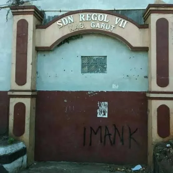 gapura nyeleneh bikin ngakak © berbagai sumber gapura nyeleneh bikin ngakak © berbagai sumber