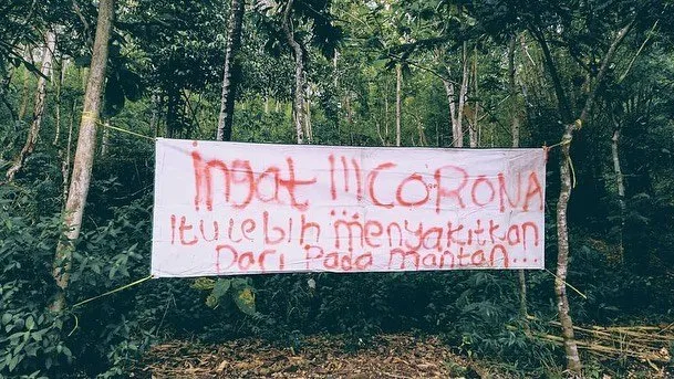 tulisan di pohon © berbagai sumber