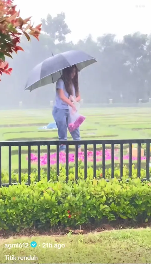 Momen Amanda Manopo ziarah ke makam ibu © TikTok