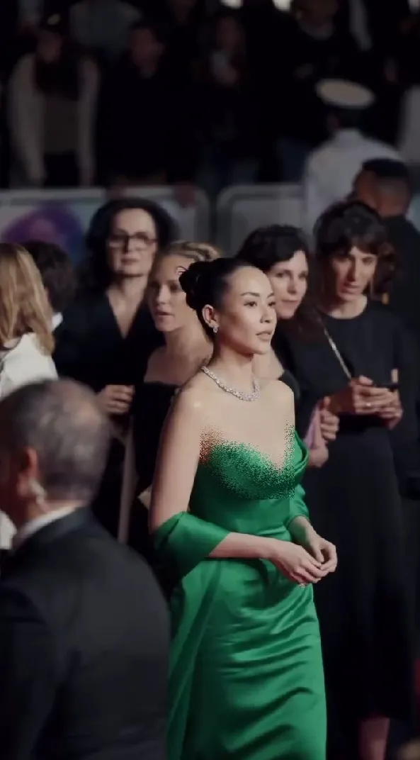 potret Elvira Devinamira di red carpet Cannes © Instagram