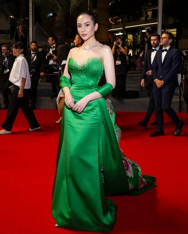 potret Elvira Devinamira di red carpet Cannes © Instagram