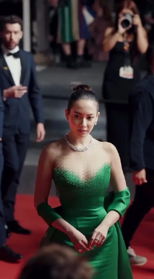 potret Elvira Devinamira di red carpet Cannes © Instagram