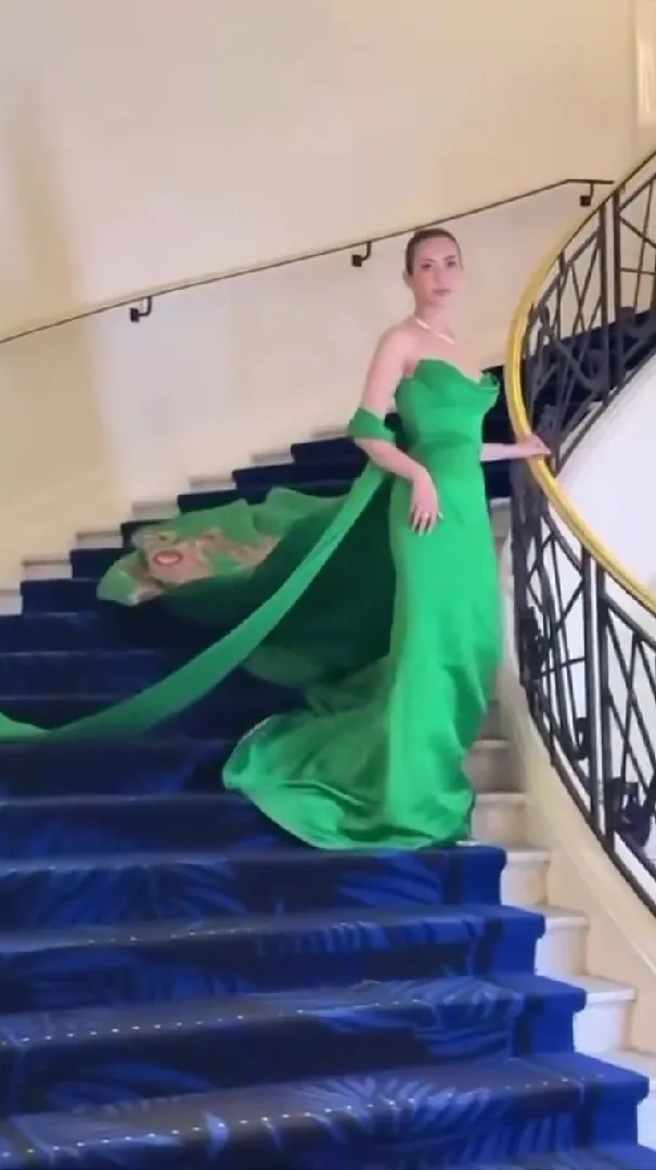 potret Elvira Devinamira di red carpet Cannes © Instagram