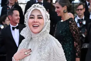 6 Potret detail gaun putih yang dipakai Syahrini di Festival Film Cannes 2025, elegan bermotif phoenix