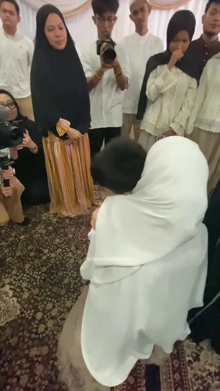 pengajian pemberangkatan haji haldy sabri irish bella  © 2025 Instagram