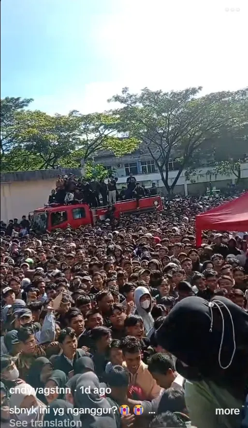 Potret job fair di Bekasi berujung ricuh © berbagai sumber