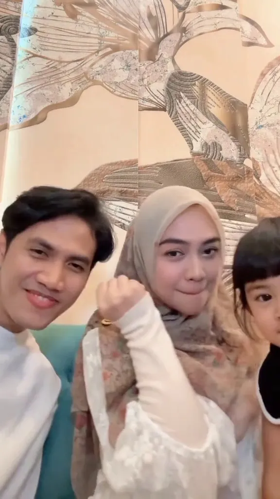 Sosok Evan DC Music dekat dengan Ria Ricis © 2025 brilio.net Sosok Evan DC Music dekat dengan Ria Ricis © 2025 brilio.net